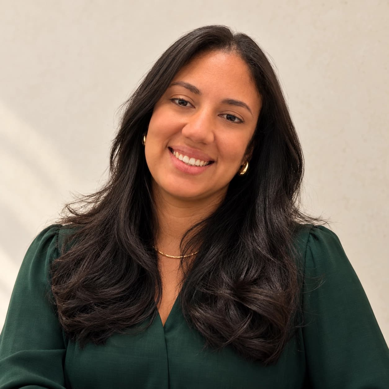 Retrato profissional da psicóloga Tarciana Santana.